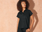 Une femme portant une chemise noire et un pantalon noir.