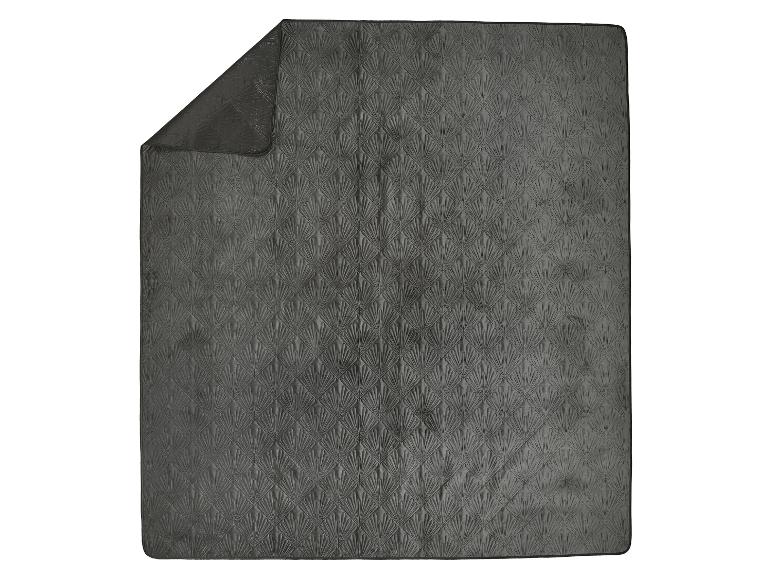 Couverture gris foncé avec un motif éventail matelassé.