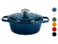 Cocotte en fonte bleue avec couvercle et une sélection d'échantillons de couleurs