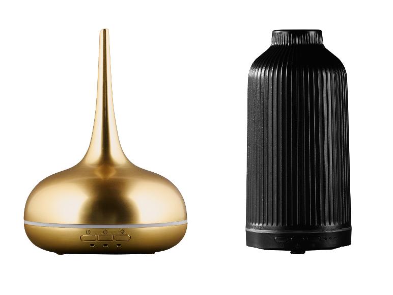 Deux diffuseurs d'arômes : un doré et un noir, tous deux avec des boutons de commande.