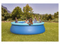 Des enfants jouent dans une piscine gonflable Livarno Home.