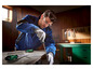Un homme utilise une lime Parkside dans son atelier.