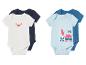 Deux bodies bébé, un blanc et un bleu clair, décorés de crabes.