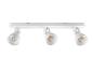 Lampe de plafond blanche avec trois spots orientables.