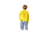 Garçon de dos portant un t-shirt jaune à manches longues avec un personnage de dessin animé et un jean