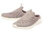 Une paire de chaussures de sport beiges à enfiler avec une semelle blanche.