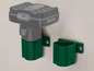 Une batterie Parkside grise de 4,0 Ah avec deux supports muraux verts.