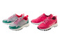 Deux paires de baskets de sport, une paire grise et une paire rose.