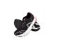 Chaussures de course noires avec des détails rouges et blancs.