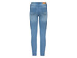 Jeans skinny bleu clair pour femme.