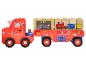 Un camion jouet rouge Peppa Pig avec des blocs en bois avec des lettres et des images.