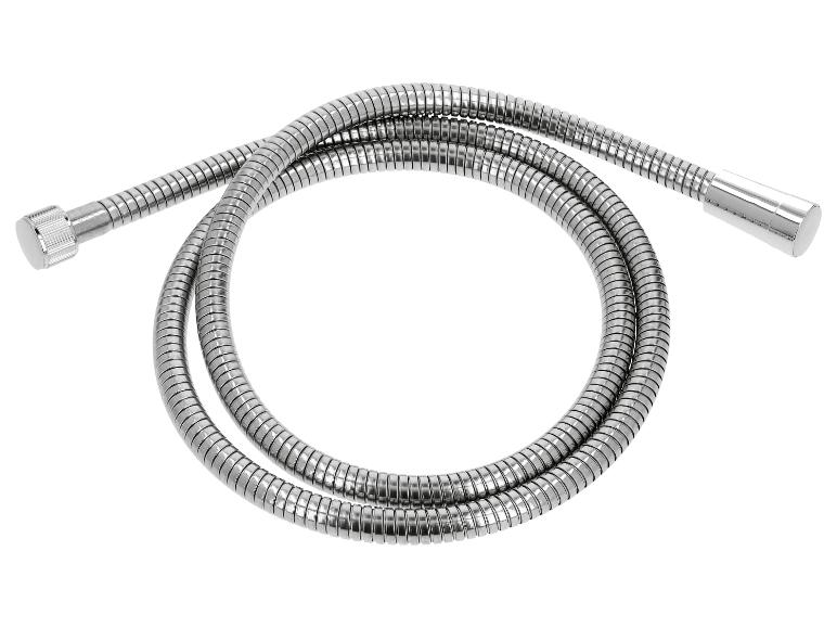 Flexible de douche métallique argenté avec embouts chromés, enroulé sur fond blanc.