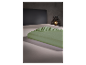 Protège-matelas vert olive sur un lit.