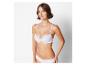 Une femme portant un soutien-gorge et une culotte blancs.