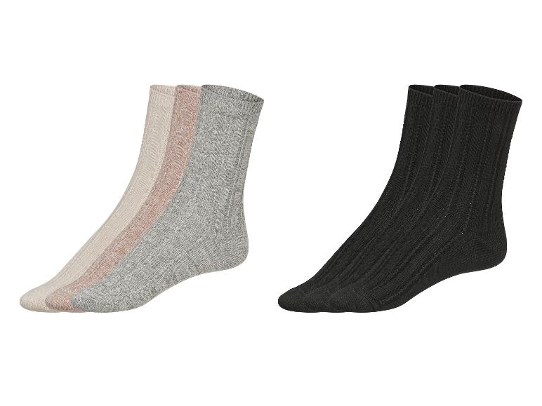 Trois paires de chaussettes en beige, rose et gris, et trois paires de chaussettes noires.
