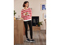 Une femme porte un pull rayé, un legging noir et des baskets bleues.