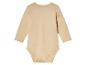 Un body bébé beige à manches longues.