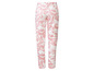 Pantalon rose à motif marbré.