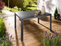 Table de jardin carrée noire avec plateau en pierre.
