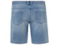 Un short en jean bleu pour homme.