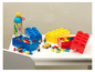 Boîtes de rangement LEGO en rouge, jaune et bleu avec des figurines et des briques LEGO.