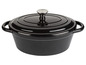 Une casserole en fonte noire avec un couvercle.