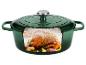 Cocotte en fonte verte avec un poulet rôti, de l'ail et des herbes à l'intérieur.