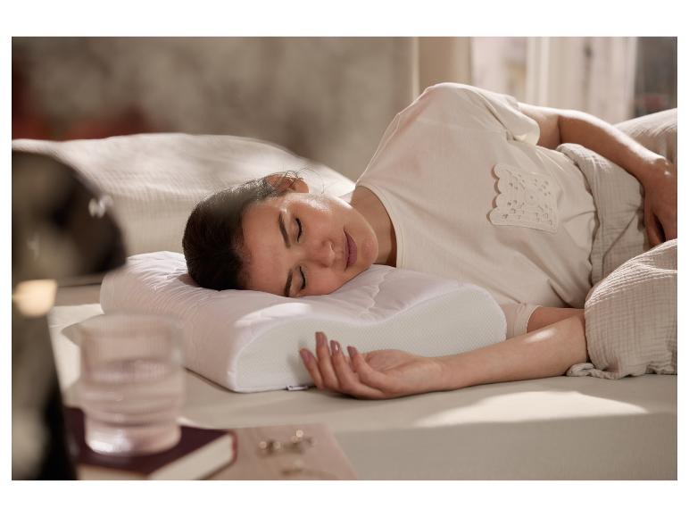 Femme dormant confortablement sur le côté sur l'oreiller cervical LIVARNO home.