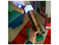 Une main tient une lampe Minecraft.