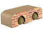 Griffoir en bois pour chats avec deux balles pour chats dans un design en briques.
