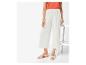Pantalon blanc ample et sandales plates : look estival.