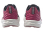 Des chaussures de sport violettes avec une semelle blanche