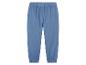 Un pantalon de survêtement bleu.