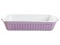 Un plat à gratin violet avec un intérieur blanc.