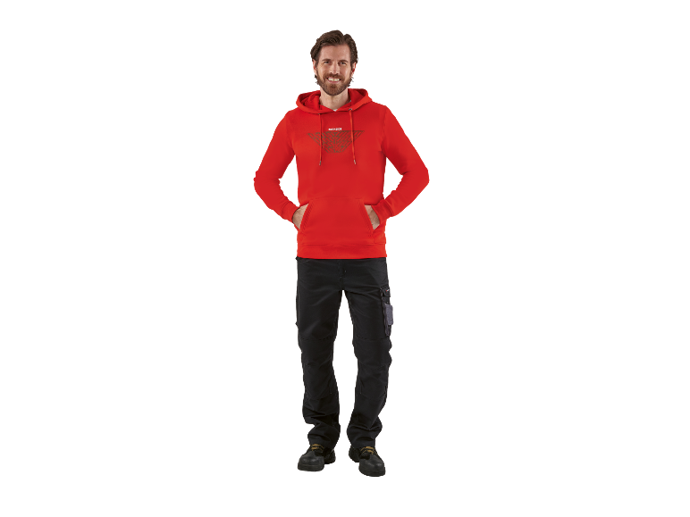 Homme portant un sweat-shirt rouge Parkside et un pantalon de travail.