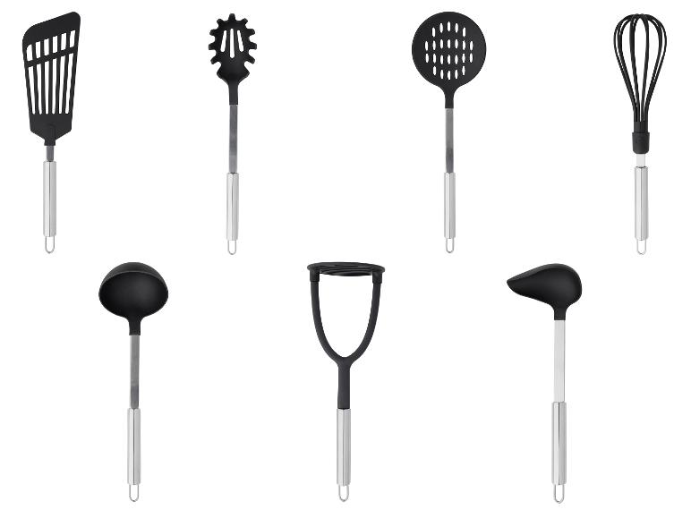 Ustensiles de cuisine, y compris une spatule, une écumoire, un fouet et une louche.