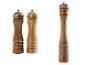 Trois moulins à poivre en bois : deux petits et un grand.
