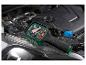 Caméra d'inspection avec écran couleur sur un moteur de voiture.