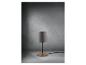 Une lampe de table grise avec un pied en bois sur un fond gris.