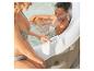Deux femmes en bikini profitent d'un jacuzzi, l'une ajustant le panneau de commande.