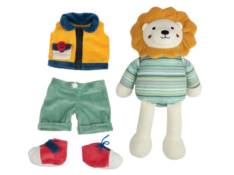 Lion en peluche avec vêtements assortis : veste, short et chaussures.