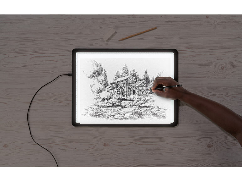 Main dessinant un croquis détaillé d'un moulin à eau sur une tablette lumineuse.