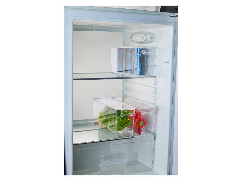 Intérieur d'un réfrigérateur avec des contenants transparents remplis de boissons, laitue et poivrons.