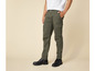 Un homme portant un pantalon cargo vert et des bottes noires.