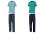 Deux ensembles de pyjamas avec des t-shirts et des pantalons longs.