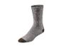 Chaussette grise avec pointe et talon marron sur fond blanc.