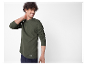 Modèle masculin portant un t-shirt henley vert olive à manches longues.