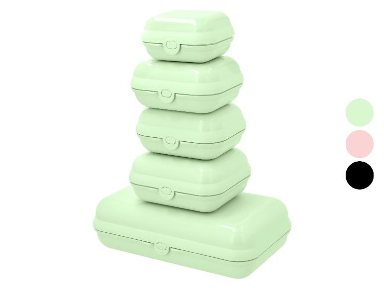 Pile de cinq boîtes à lunch vert clair avec fermoirs, avec des échantillons de couleur vert, rose et noir.
