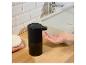 Un distributeur de savon automatique Livingo noir sur un lavabo.