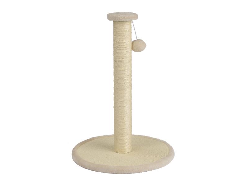 Un griffoir pour chat avec une base en peluche et une corde.